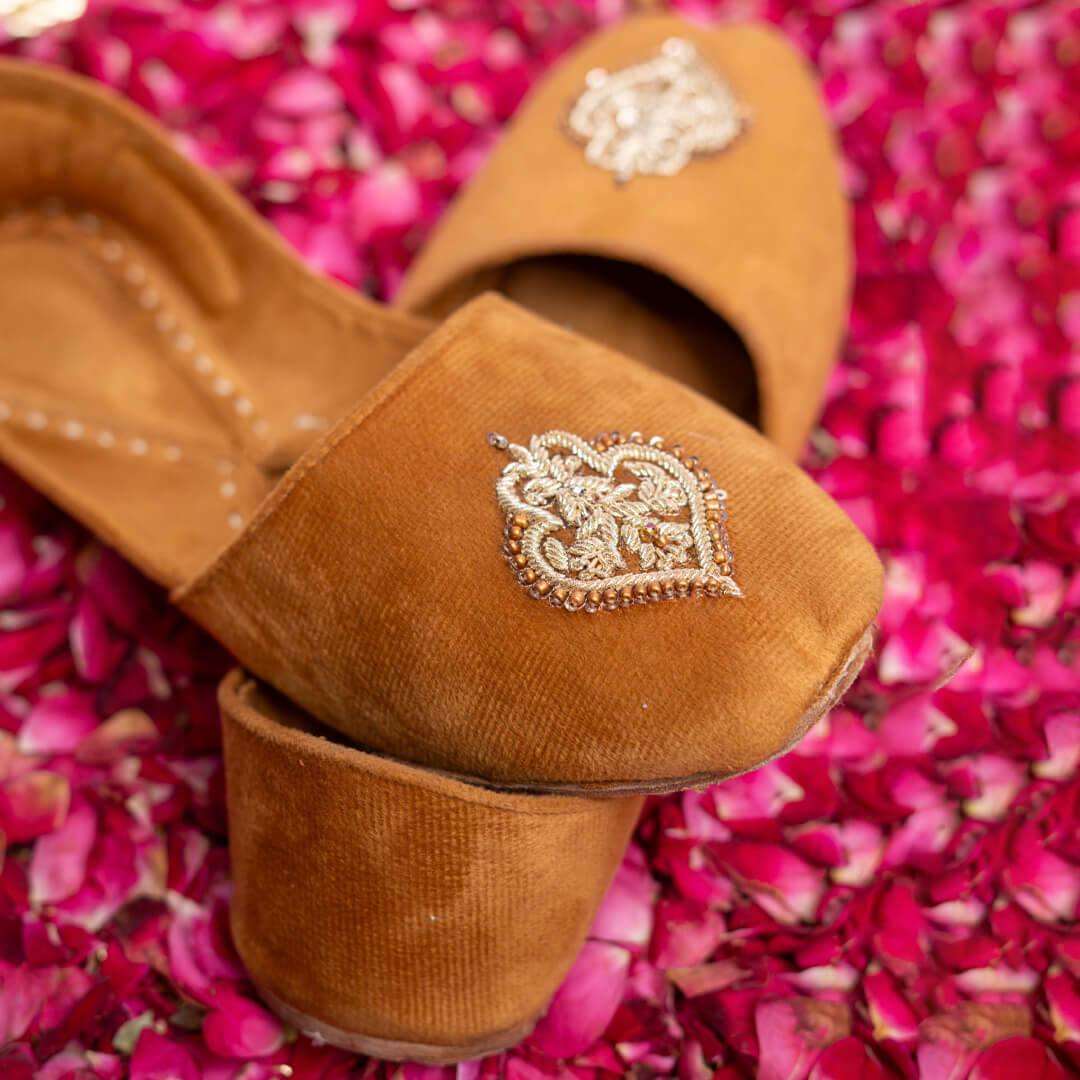 Mughal majesty Vivawalk khussa shoes online