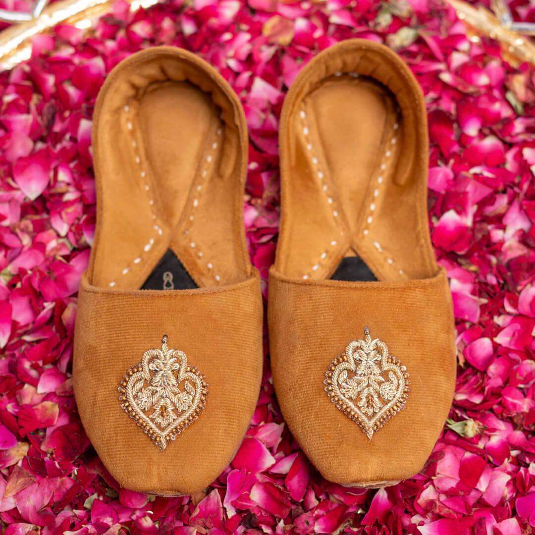 Mughal majesty Vivawalk khussa shoes online